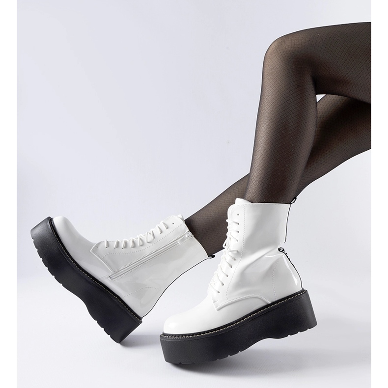 Muncitori lacuiti alb pe platforma Leos 1