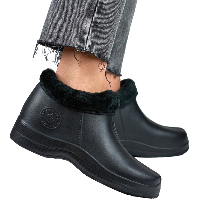 Cizme Wellington scurte, negre, izolate negru 2 Cizme Wellington scurte, negre, izolate negru 2