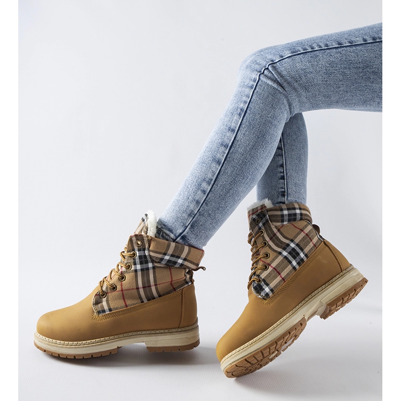 Cizme maro decorate cu o grilă Dino 1 Cizme maro decorate cu o grilă Dino 1