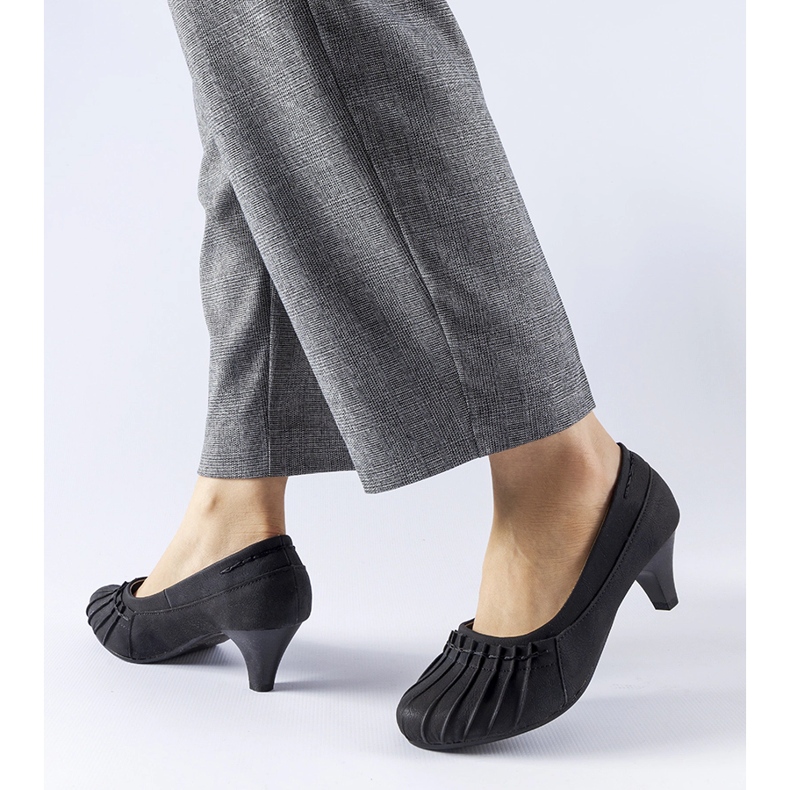 Pompi negri Santro cu volane negru 1