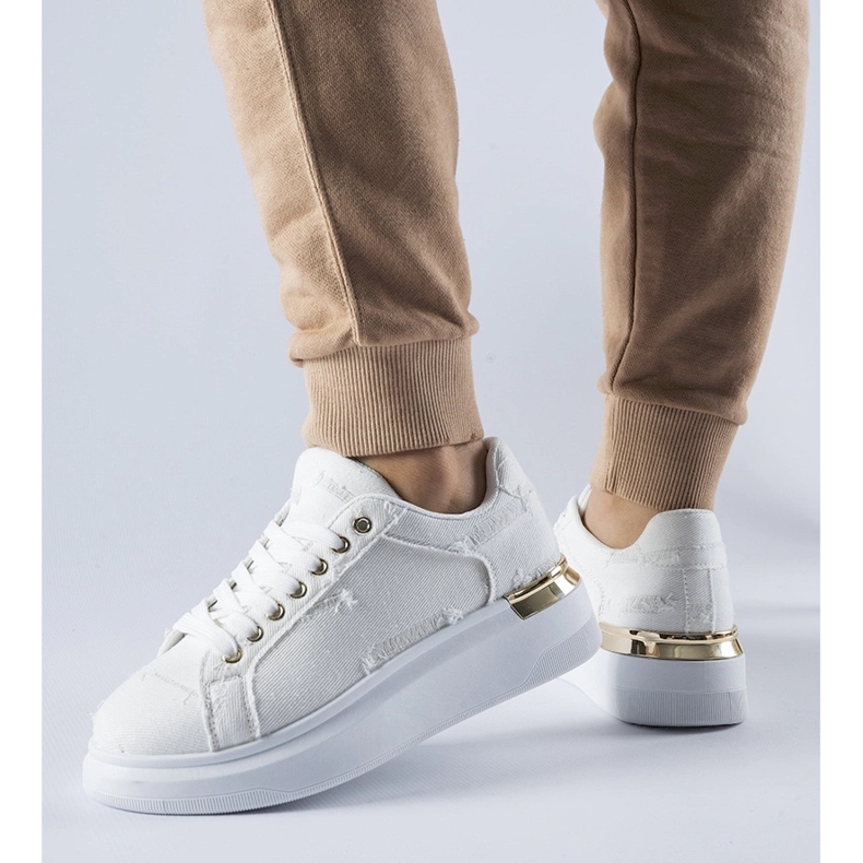 Tenisi albi pe platforma Osson 1