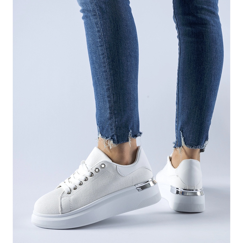 Tenisi albi pe platforma Scuderlando 1