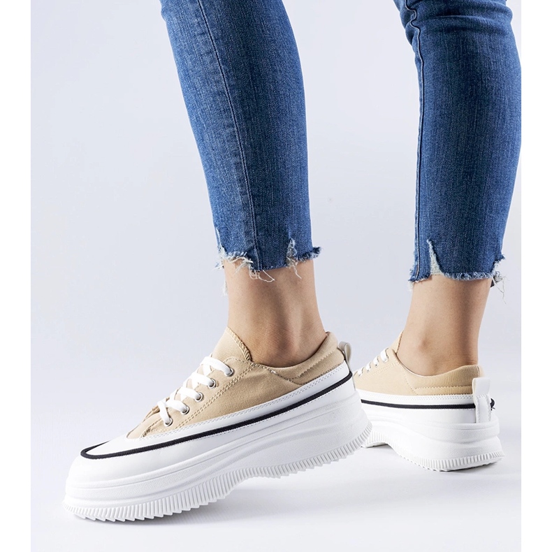 Tenisi bej pe platforma Plesio 1