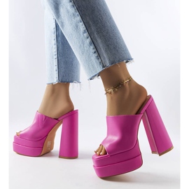 Sandale roz cu toc înalt de la Mertzon 1 Sandale roz cu toc înalt de la Mertzon 1