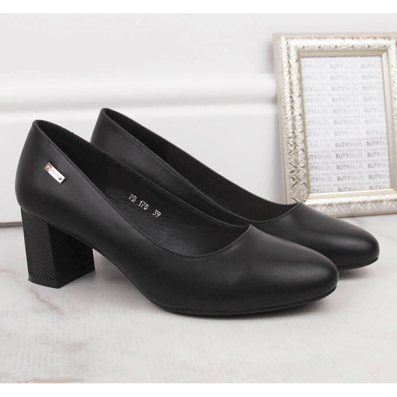 Pompe negre pe un stâlp decorativ de la Sergio Leone negru 2