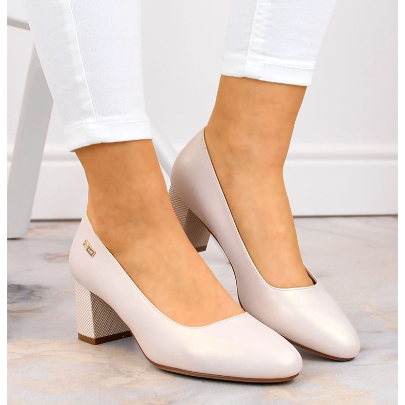 Pompe bej perlat pe un stâlp decorativ de la Sergio Leone 2