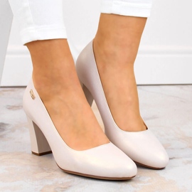 Pompe bej cu perle pe un stâlp decorativ de la Sergio Leone 2