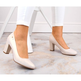 Pompe bej cu perle pe un stâlp decorativ de la Sergio Leone 1