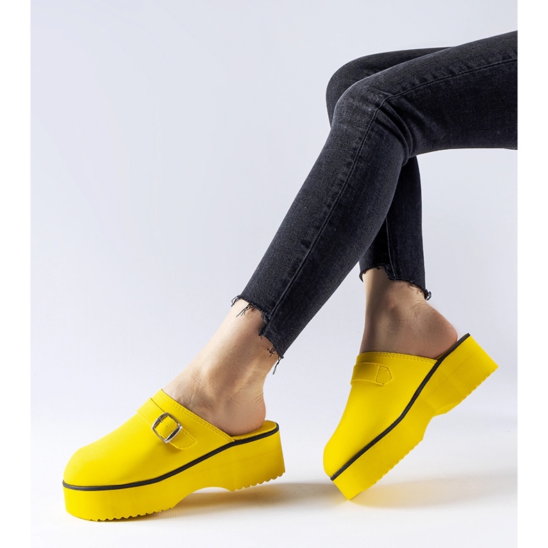 Sabotul galben alunecă pe platforma Lang 1