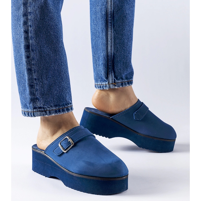 Sabotul bleumarin alunecă pe platforma Lang albastru 1