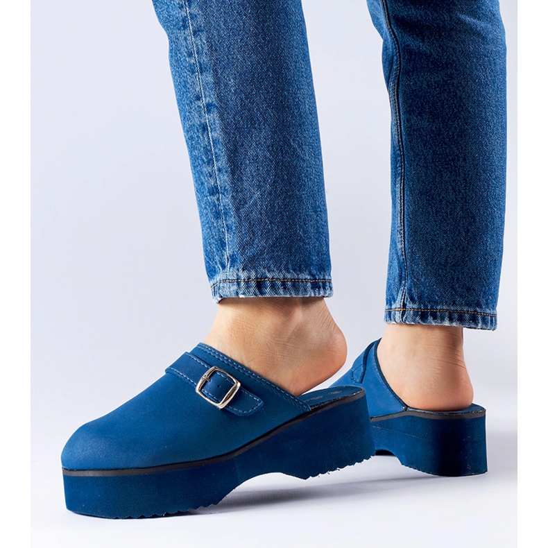 Sabotul bleumarin alunecă pe platforma Lang albastru 2