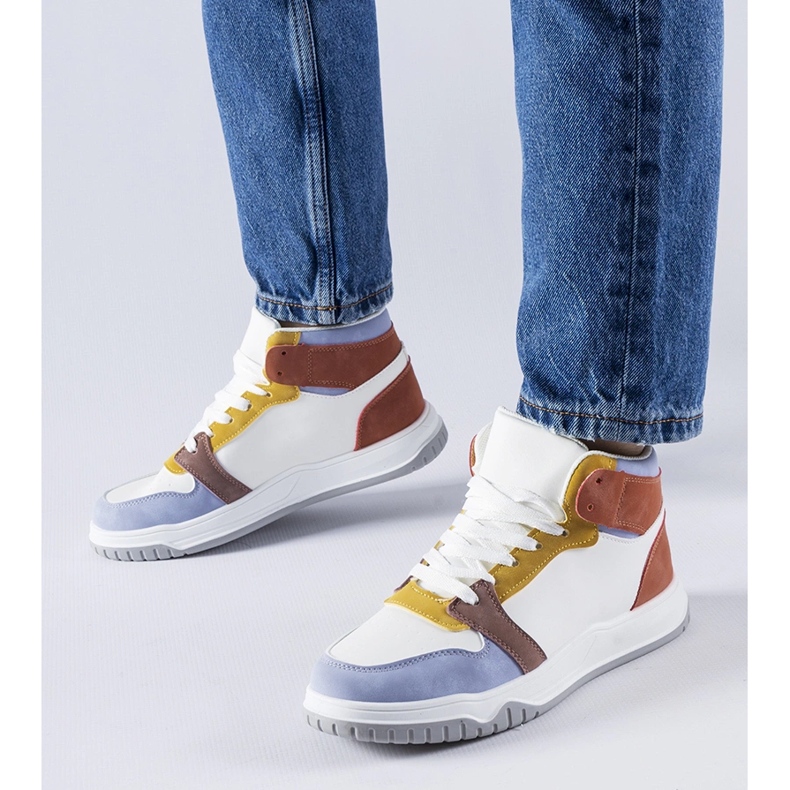 Tenisii înalți violet ai lui Elizabeth 1