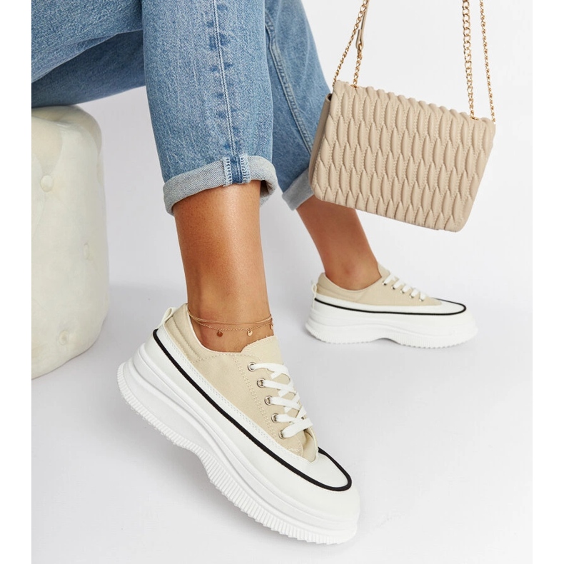 Tenisi bej pe platforma Plesio 2