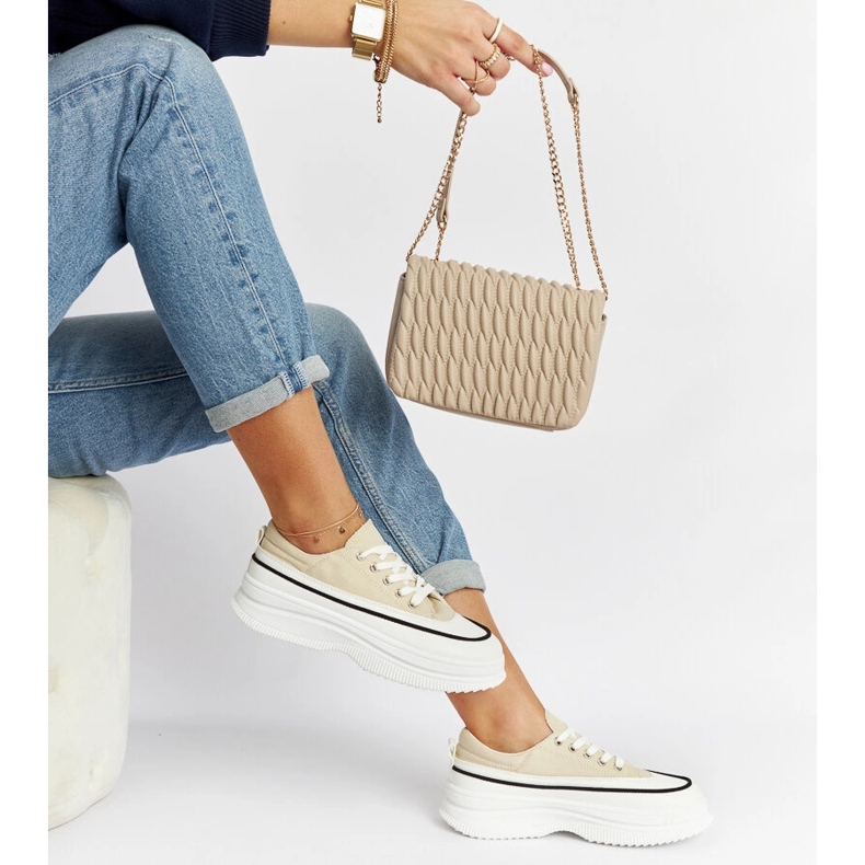 Tenisi bej pe platforma Plesio 1