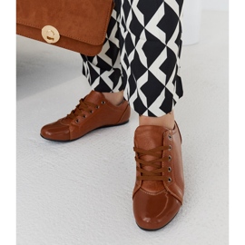 Pantofi maro cu vârf lacuit de la Parady 2 Pantofi maro cu vârf lacuit de la Parady 2