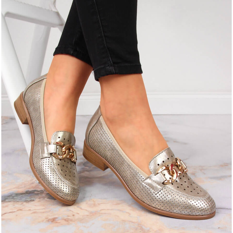 Pantofi ajurati cu lant de aur de la Potocki 1 Pantofi ajurati cu lant de aur de la Potocki 1