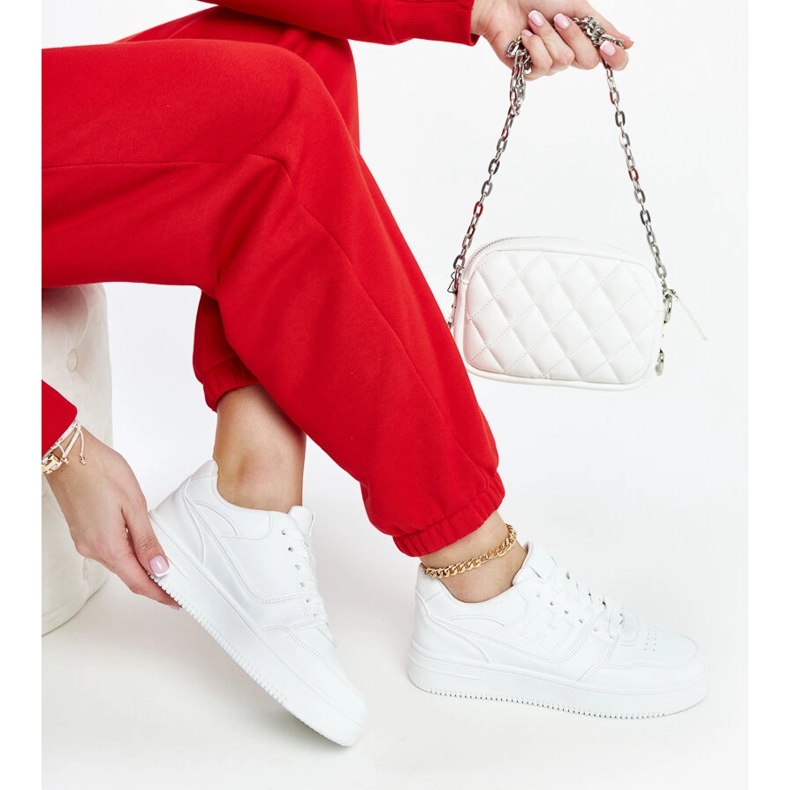 Tenisi albi pe platforma Mentha 1