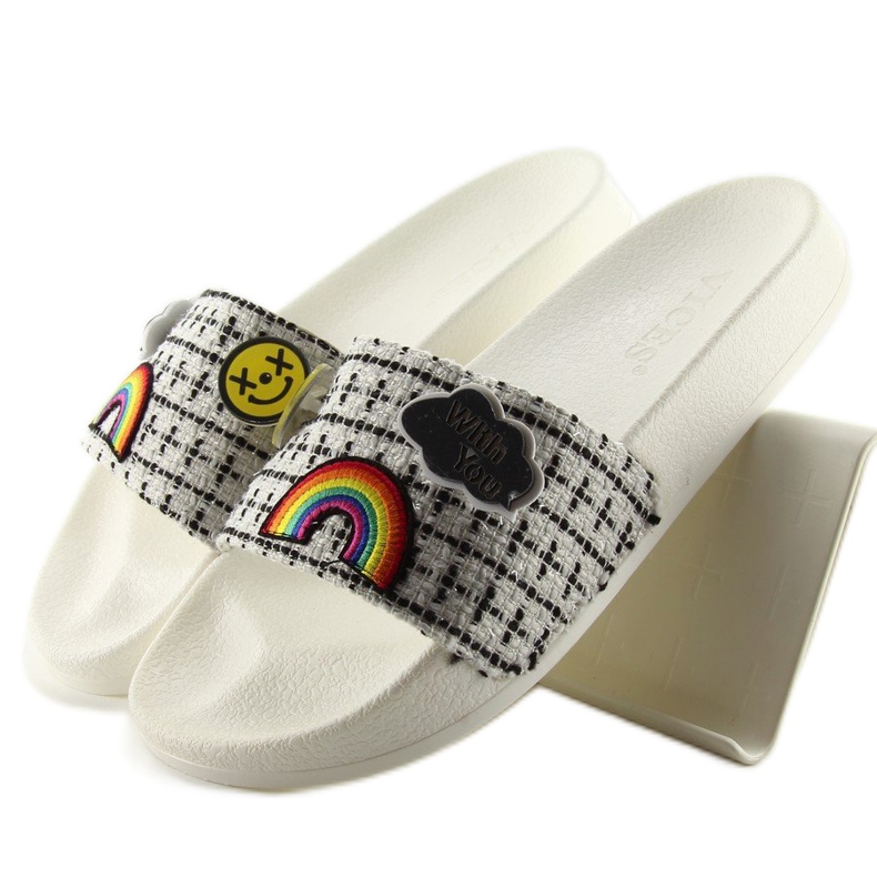 8228 Papuci albi cu ace 1