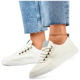 Tenisi albi ajurati, adidasi dama ajurati 1 Tenisi albi ajurati, adidasi dama ajurati 1