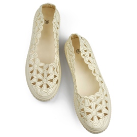 Balerini cu decupaje ajurate, pantofi de dama cu model floral bej 1