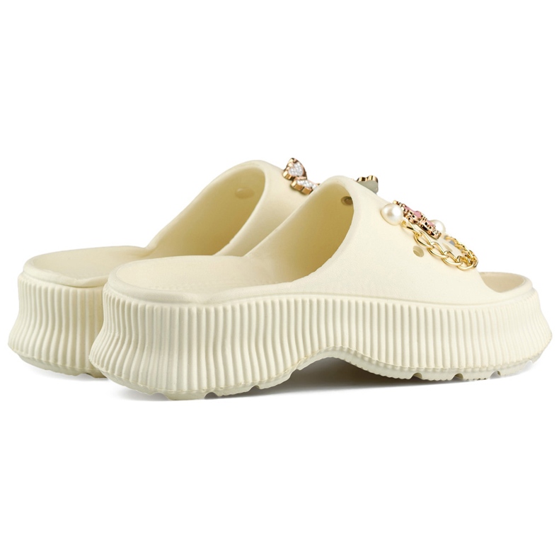 Slapi de damă din cauciuc bej cu decorațiuni 1