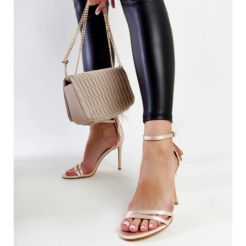 Sandale bej cu pene de la Adalgisio 1 Sandale bej cu pene de la Adalgisio 1