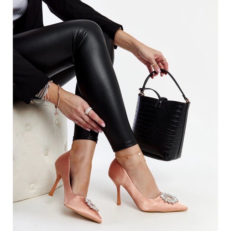 Tocuri înalte bej cu finisaj satinat și strasuri de la Susegana 1