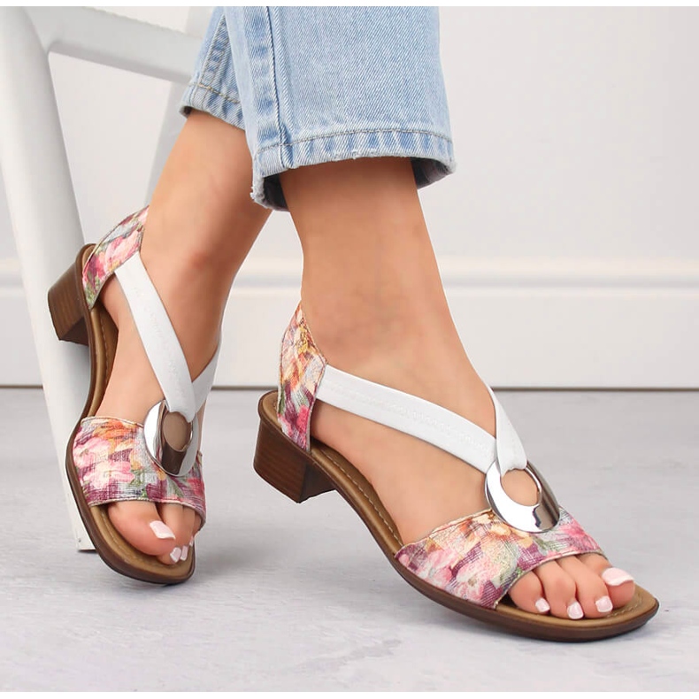 Sandale confortabile de damă cu flori, multicolore Rieker 62662-90 alb 1 Sandale confortabile de damă cu flori, multicolore Rieker 62662-90 alb 1