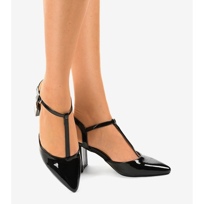 Pompe negre pe stâlpul D85-17 negru 1