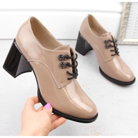 Pantofi de dama din piele lacuita cu toc decorativ, bej Vinceza 63510 1