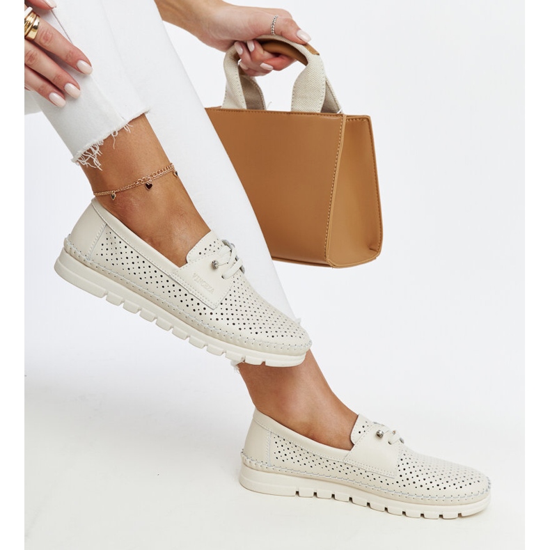 Pantofi ajurati din piele bej de la Vinceza 1