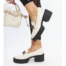 Pantofi cu toc lacuit bej de la Vinceza 1