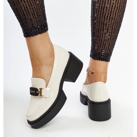 Pantofi cu toc lacuit bej de la Vinceza 2