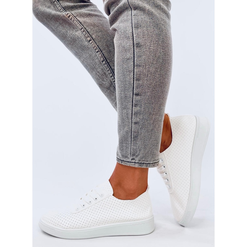 Tenisi Hodges albi ajurati 2