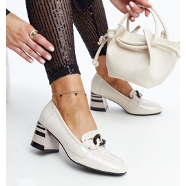 Pantofi bej din piele lacuita de la Vinceza 1