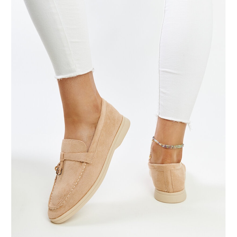 Mocasini bej cu pandantiv metalic de la Fiorano 1