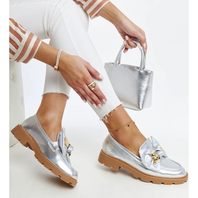 Mocasini argintii cu ac de siguranta decorativ de la Bogumil 1