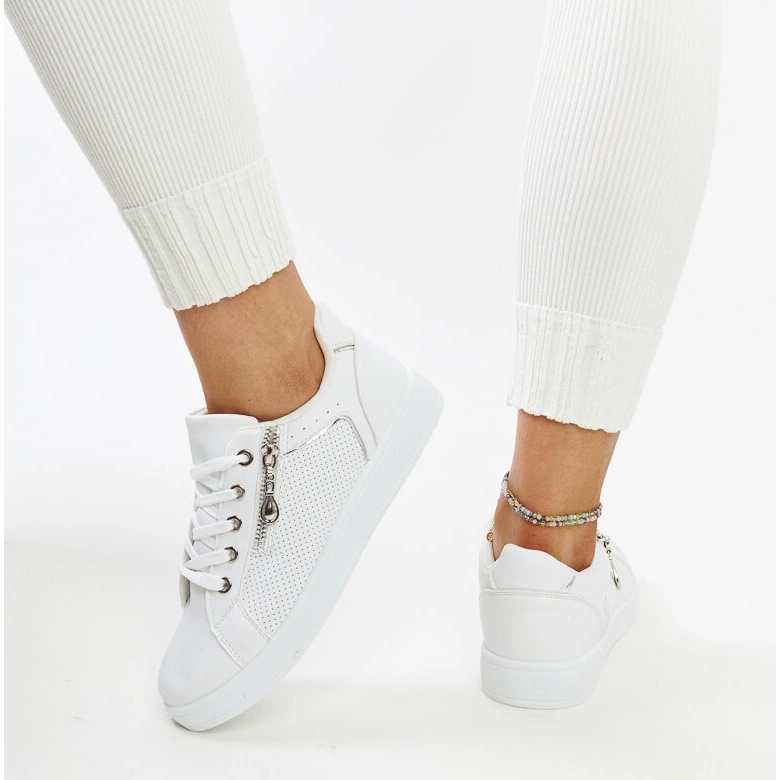 Pantofi sport albi decorati cu perforatie Chiusi 1 Pantofi sport albi decorati cu perforatie Chiusi 1