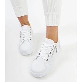 Pantofi sport albi decorati cu perforatie Chiusi 2 Pantofi sport albi decorati cu perforatie Chiusi 2