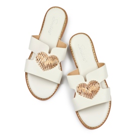 Flip-flops de damă albi cu o inimă decorativă 1