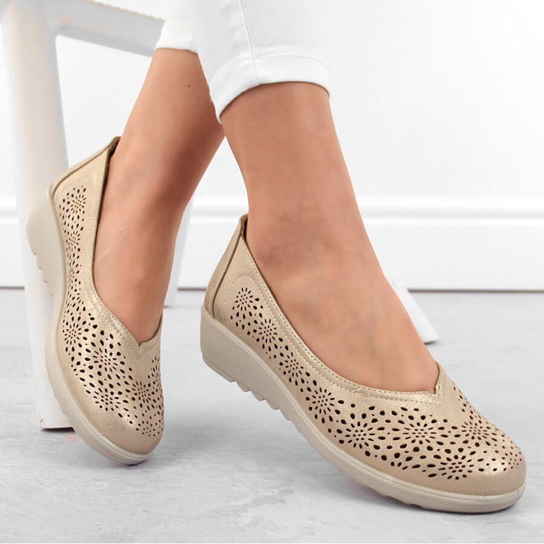 Pantofi slip-on pentru damă, ajurati, aurii, Potocki 90300 de aur 1