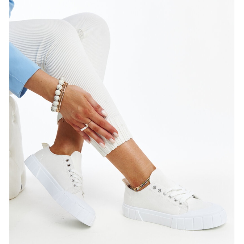 Adidași din material alb ai lui Eduard 1