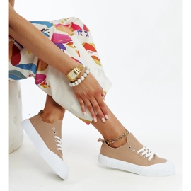 Adidași din material maro ai lui Eduard 1