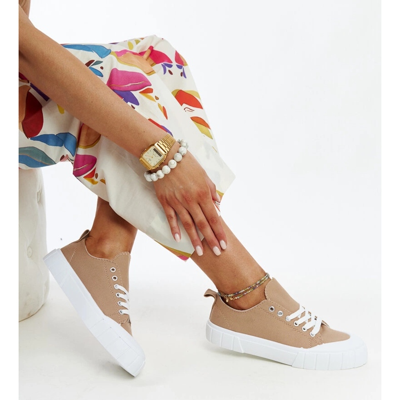 Adidași din material maro ai lui Eduard 1