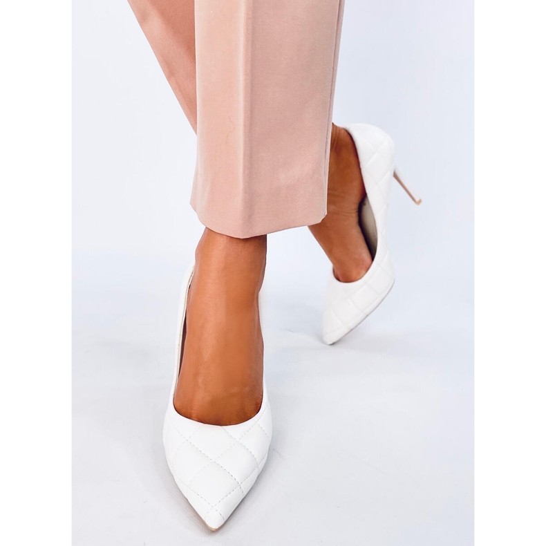 Pompe matlasate cu toc înalt de la Raquel White alb 1