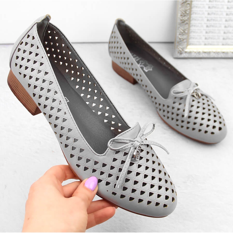 Pantofi de damă ajurati cu toc joasă, gri Jezzi ASA178-5 1