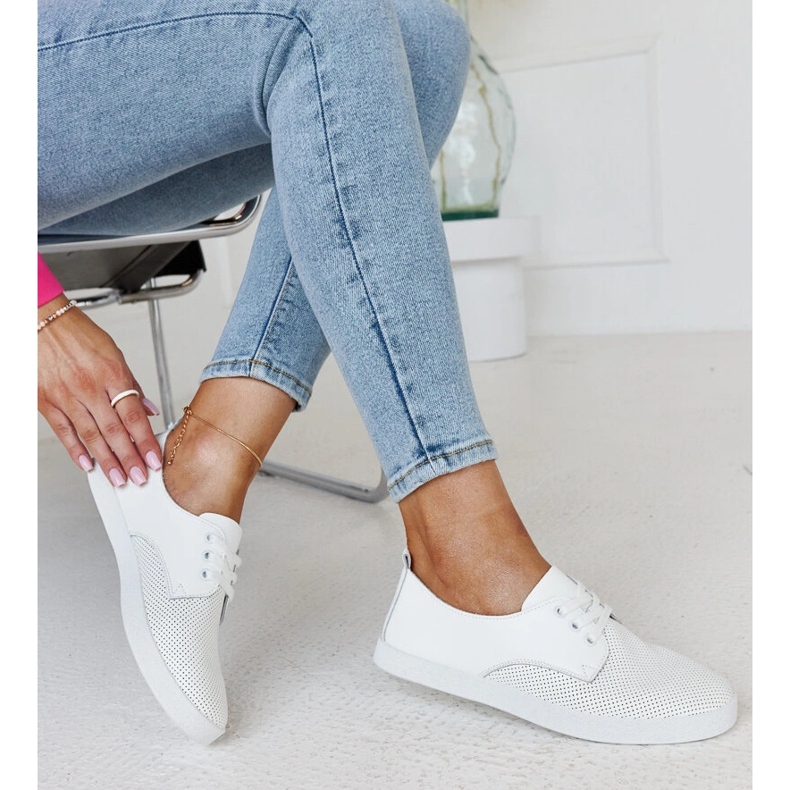 Tenisi albi clasici din piele marca Radwa 1