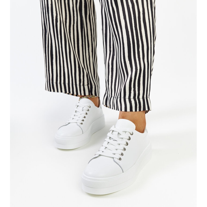 Pantofi din piele albă cu cataramă decorativă 1 Pantofi din piele albă cu cataramă decorativă 1