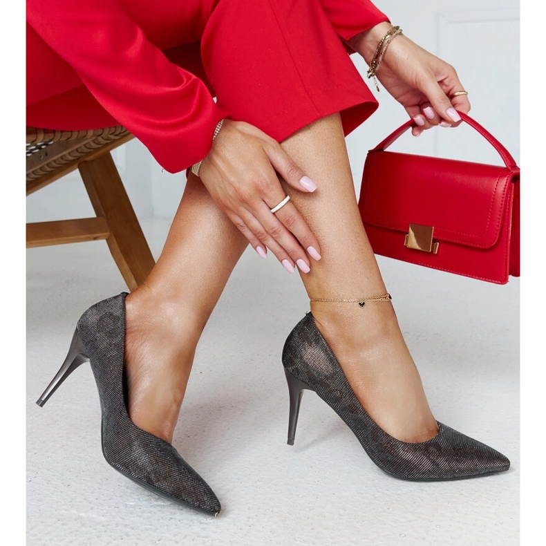 Tocuri înalte gri strălucitoare cu inserție de piele de la Manna 2