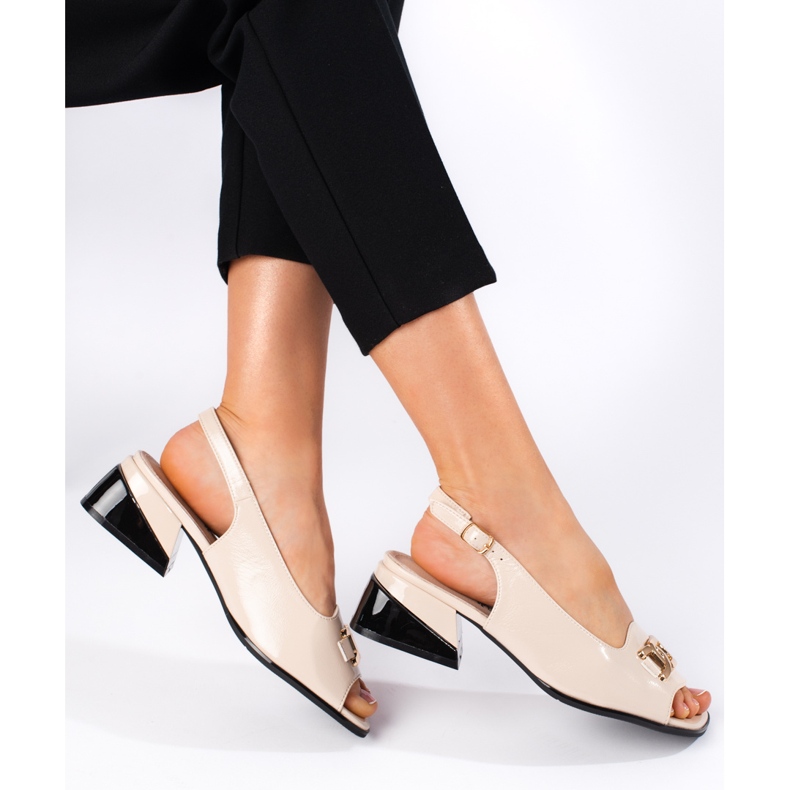 Goodin Sandale cu toc jos din piele lăcuită bej 1 Goodin Sandale cu toc jos din piele lăcuită bej 1